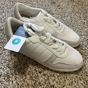 Universal Thread Hal Sneaker.